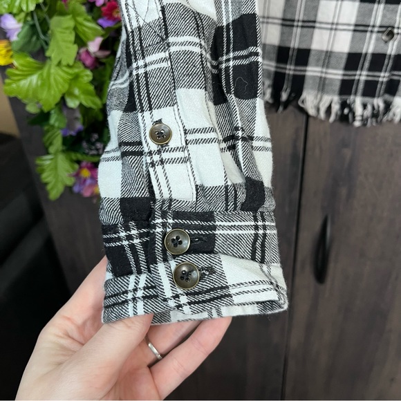 §🌼3/$30🌼Forever 21 Plaid Button Down Distressed Flannel Size Medium - Picture 9 of 16